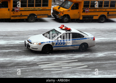 Una polizia NYPD corse in auto verso il basso Nona Avenue nel quartiere di NYC di Chelsea Foto Stock