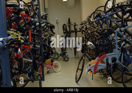 Deposito biciclette del Solaire un edificio verde in Battery Park City a New York Foto Stock