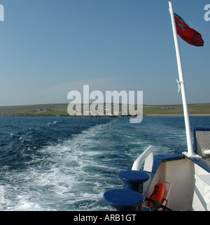 Una nave traghetto tra le isole Shetland Foto Stock