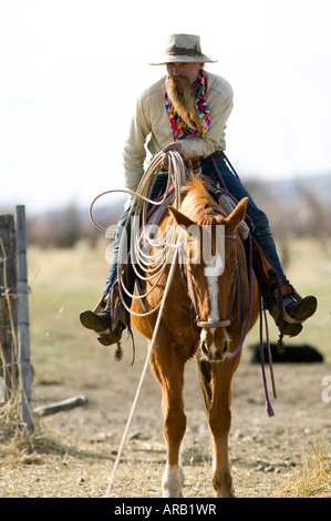 Signor Duane un ranch mano sull'Hanley Ranch opere vacche a molla il branding della Valle del Giordano Orego Foto Stock