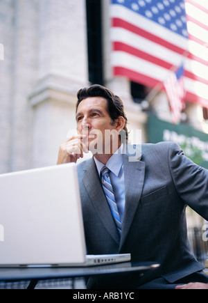 Uomo d affari con computer portatile dalla bandiera americana Foto Stock