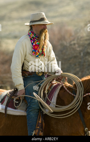 Signor Duane un ranch mano sull'Hanley Ranch opere vacche a molla branding Jordan Valley Oregon Foto Stock