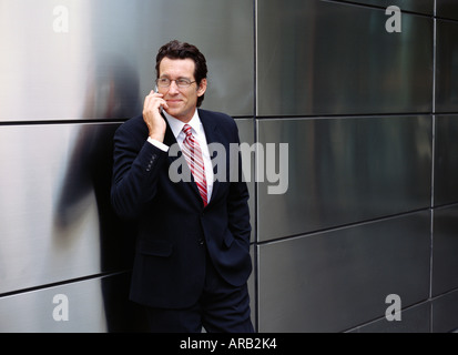 Imprenditore tramite telefono cellulare Foto Stock
