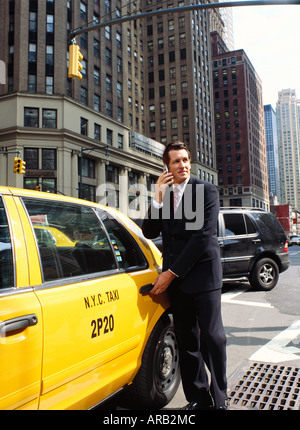 Imprenditore per arrivare in taxi Foto Stock