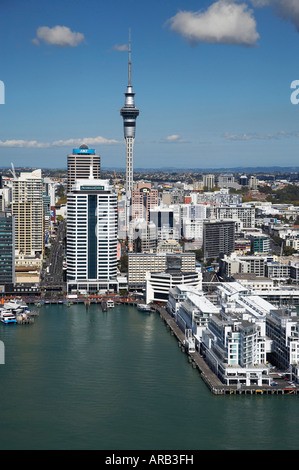 Hilton Hotel Princes Wharf Auckland CBD e Sky Tower Isola del nord della Nuova Zelanda antenna Foto Stock