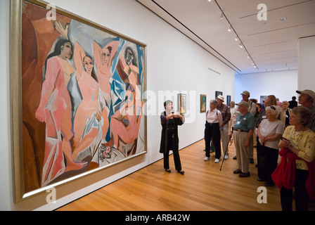 Docente di fronte a Les Demoiselles d'Avignon di Picasso, il Museo di Arte Moderna di New York Foto Stock