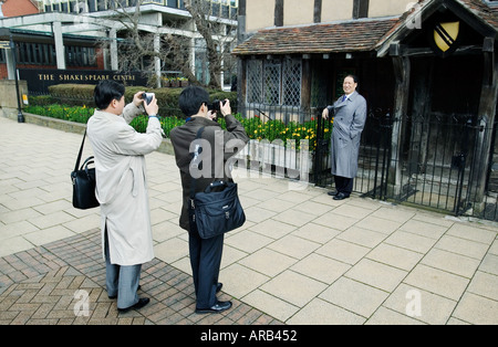 I turisti giapponesi al di fuori di William Shakespeare s casa natale a Stratford on Avon nel Warwickshire, Regno Unito Foto Stock