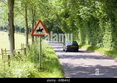 Auto segno passa dalla strada di avvertimento accompagnato cavalli o pony Dorset Regno Unito Foto Stock