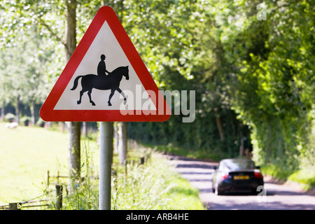 Auto segno passa dalla strada di avvertimento accompagnato cavalli o pony Dorset Regno Unito Foto Stock