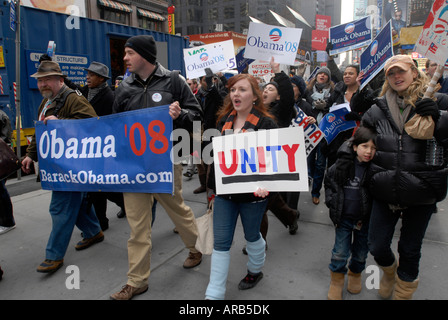 Centinaia di sostenitori del candidato presidenziale democratico Barack Obama marzo attraverso Times Square Foto Stock