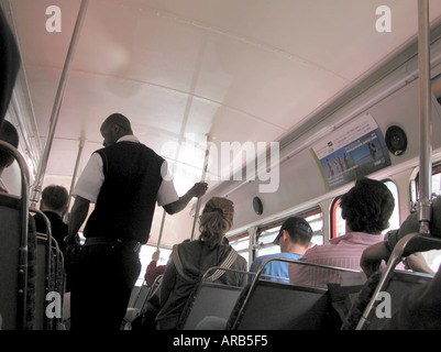 Conduttore di autobus al piano di sopra su un tradizionale rosso originale di Londra autobus Routemaster Foto Stock