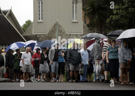 I membri del pubblico nella coda di file passato lo scrigno di Sir Edmund Hillary davanti ai suoi funerali di stato a Auckland Nuova Zelanda Foto Stock