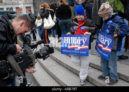 I sostenitori del candidato presidenziale democratico Sen Hillary Rodham Clinton rally in Union Square Park a New York City Foto Stock