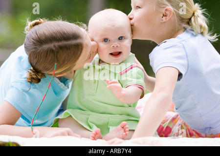 Bambino con le ragazze Foto Stock