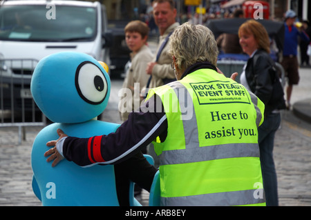 Un piccione è introdotto lungo il Royal Mile durante il festival di Edimburgo Foto Stock