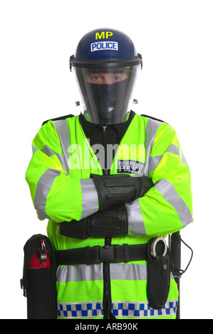 La Metropolitan Police officer vestito in ordine pubblico ingranaggio con la visiera sul suo casco chiuso isolato su un puro sfondo bianco Foto Stock