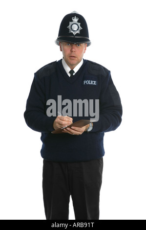 British funzionario di polizia la scrittura di note nel suo libro tascabile indossando un tradizionale custode beat casco isolato su un puro sfondo bianco Foto Stock