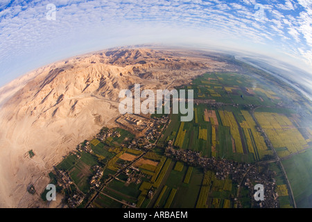 Vista dall aria calda a giro in mongolfiera sopra la Valle dei Re e il fiume Nilo Luxor Egitto Nord Africa Foto Stock