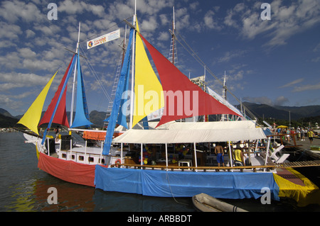 Geografia / viaggi, Brasile, Paraty, trasporti / trasporto, navigazione, nave con vele colorate, , Additional-Rights-Clearance-Info-Not-Available Foto Stock