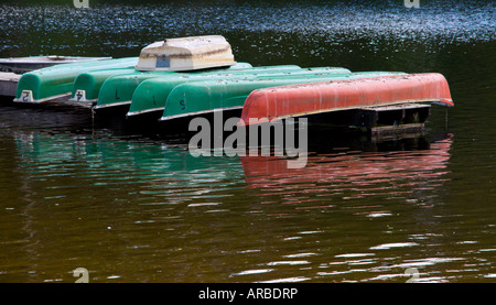 Barche inutilizzato sul lago Daylesford. Foto Stock