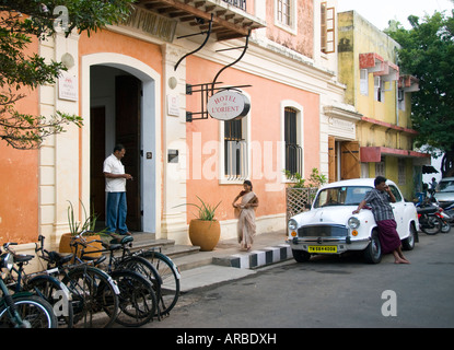 Un hotel in una strada a Pondicherry India Foto Stock