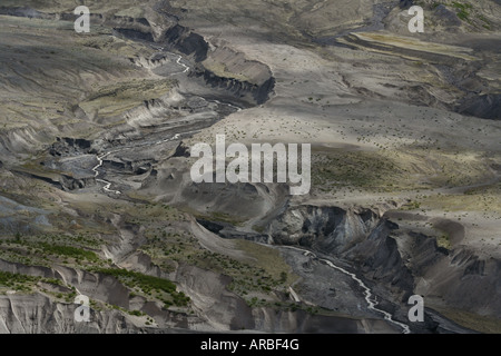 Una vista in lontananza un flusso erodendo attraverso il flusso piroclastico depositied dopo la ruption di Mount Saint Helens a Washington Foto Stock