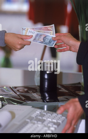 Un acquisto in contanti al department store di Stoccolma, Svezia Foto Stock