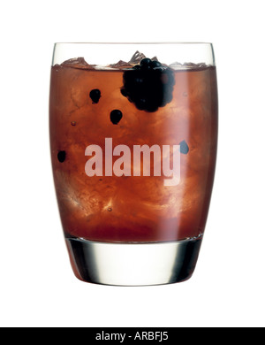 Rovo cocktail con un Blackberry su uno sfondo bianco Foto Stock
