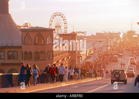 Strada di accesso al molo di Santa Monica parco divertimenti al tramonto vicino a Los Angeles in California Foto Stock