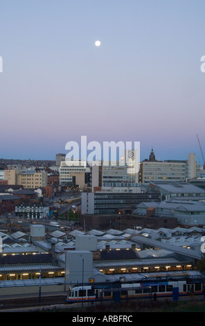 Luna su Sheffield City Centre Foto Stock