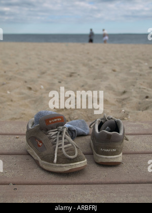 Scarpe sulla spiaggia in estate Foto Stock