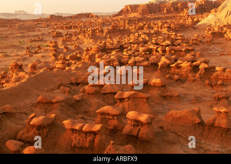 Scenic rock sculture presso il parco statale Goblin Valley in Utah vicino al tramonto Foto Stock