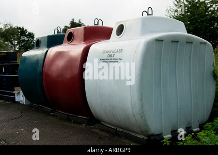 Il riciclaggio del vetro contenitori per il verde chiaro e marrone di vetro con il logo già rimosso per renderli più generico Foto Stock