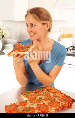 Ragazza di mangiare la pizza Foto Stock