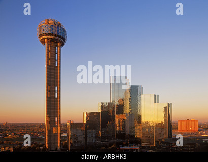 Lo skyline di Dallas nella luce del tramonto con la Reunion Tower sulla sinistra Foto Stock