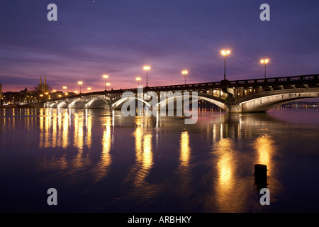 Saint Esprit bridge di notte a Bayonne Francia Foto Stock