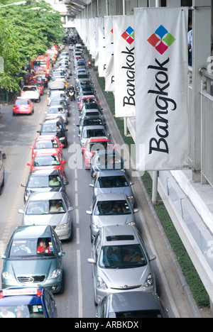 Le linee di traffico fino al di sotto del Bangkok Bangkok Skytrain Thailandia molti residenti hanno iniziato ad acquistare condomiums lungo il cielo Foto Stock