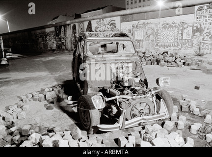 Reportage freddo notturno foto di guerra - un scatafascio auto presso il Muro di Berlino nel quartiere Kreuzberg di Berlino Ovest in Germania Ovest Europa. Documentario Fotogiornalismo Foto Stock