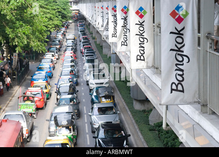 Le linee di traffico fino al di sotto del Bangkok Bangkok Skytrain Thailandia molti residenti hanno iniziato ad acquistare condomiums lungo il cielo Foto Stock