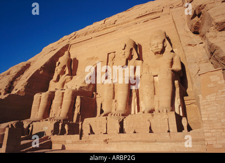 Tempio di Re-Herakhte di Ramses II, è stato spostato quando Aswan Alta Diga fu costruito, Abu Simbel Egitto, Nord Africa Foto Stock