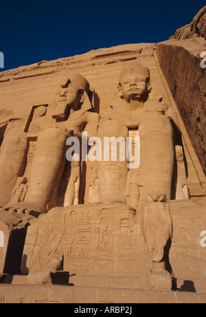 Tempio di Re-Herakhte di Ramses II, è stato spostato quando Aswan Alta Diga fu costruito, Abu Simbel Egitto, Nord Africa Foto Stock