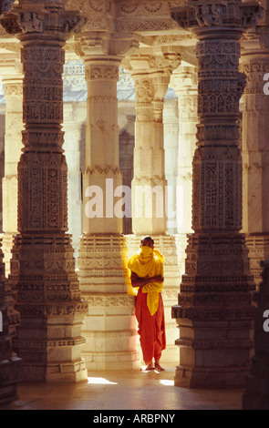 Jain che copre la sua bocca nella parte interna del Tempio di Adinath complessa, Ranakpur, Rajasthan, India Foto Stock