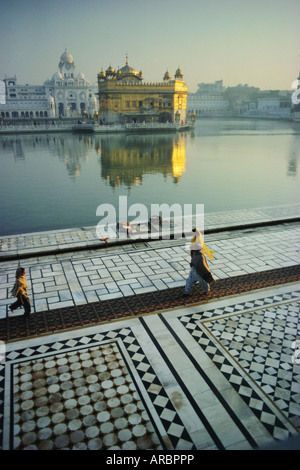 Il Tempio d'oro, il più sacro santuario di religione sikh, Amritsar Punjab, India Foto Stock