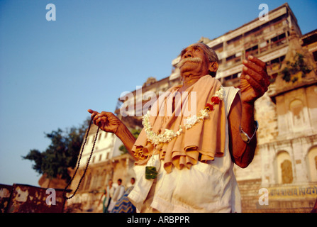 Ghatia meditando in earling mattina sul ghats lungo il fiume Gange (ganga), Varanasi (Benares), nello Stato di Uttar Pradesh, India Foto Stock