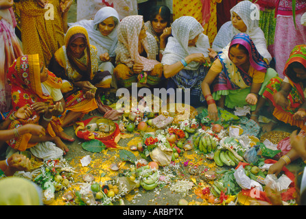 Le donne al Lakshmi Puja Festival che celebra Lakshmi, la dea Indù della ricchezza e bellezza, India Foto Stock