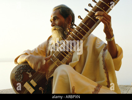 Uomo anziano giocando un sitar da gange Ganga (Fiume), Varanasi (Benares), nello Stato di Uttar Pradesh, India Foto Stock