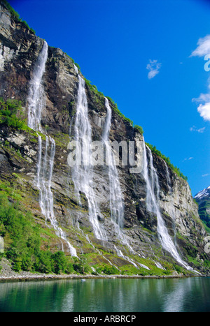 Sette sorelle cade come visto dal traghetto Geiranger Fjord, Norvegia, Europa Foto Stock