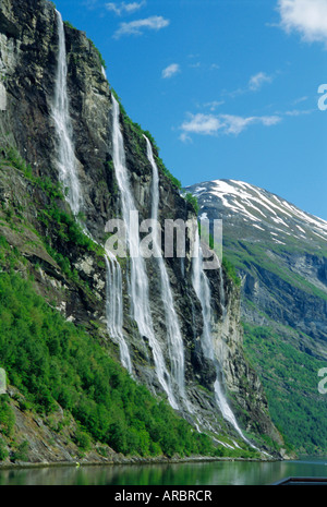 Sette sorelle cade, Geiranger Fjord, western fjordlands, Norvegia, Scandinavia, Europa Foto Stock