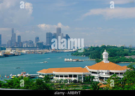 Dal terminal dei traghetti di popolari island resort con Keppel Harbour e la città sullo sfondo, l'Isola di Sentosa, Singapore Foto Stock
