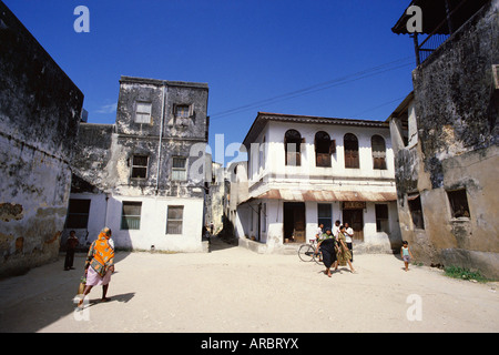 Bianco tipico lavato edifici arabo nella città mercato, Zanzibar, Tanzania, Africa orientale, Africa Foto Stock